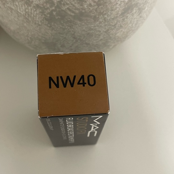 BRAND NEW NEVER USED MAC Cosmetics Studio Fix Fluid Broad Spectrum FOUNDATION - Picture 2 of 3